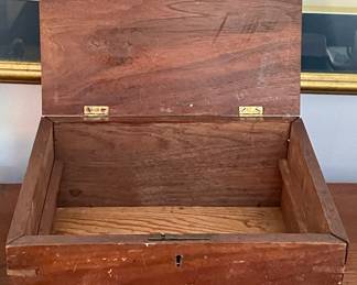 ANTIQUE DOVE-TAIL BOX  -  NO KEY