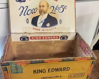 VINTAGE/ANTIQUE CIGAR BOX