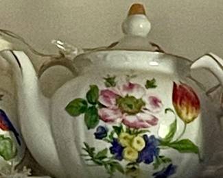 LOTS OF TEAPOTS