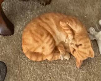 Lazy cat figurine 