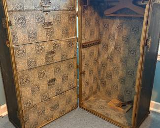 Wardrobe trunk 