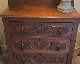 Victorian Walnut Chest of Drawers with Serpentine Drawer Fronts
