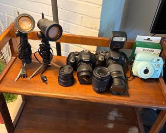 Cameras and lights that go with a photography kit 