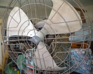 General electric large 3 blade fan on heavy stand