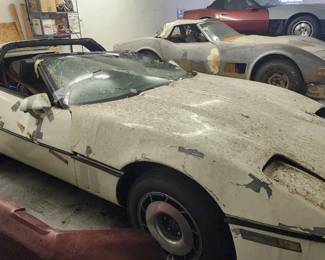 1984 CHEVROLET CORVETTE COUPE  A 1984 Corvette Coupe. Carfax indicates that it might have been in an accident. Parts Car.  97,801 miles