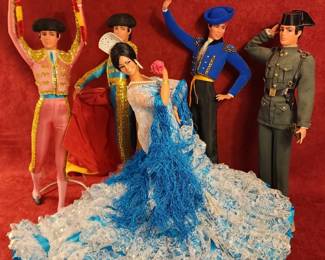 Marín Chiclana dolls dressed in elaborate Spanish-inspired costumes