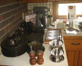Franciscan "Madeira" dish set, KitchenAid mixer, kitchenware