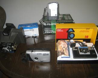 Vintage cameras incluidng Polaroid Land Camera