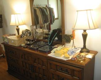 Thomasville dresser and mirror, pair of table lamps, celloloid dresser set