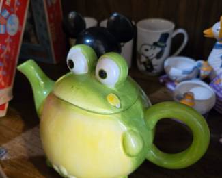 Frog tea pot