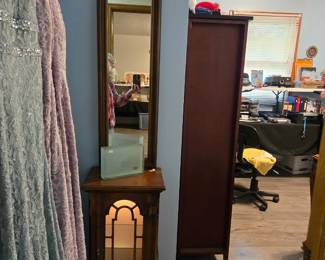 Cute little lighted cabinet w/mirror
