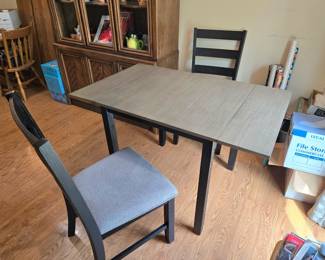 Almost new dropleaf table w/2 chairs