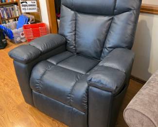 Almost new lift chair w/accessories 