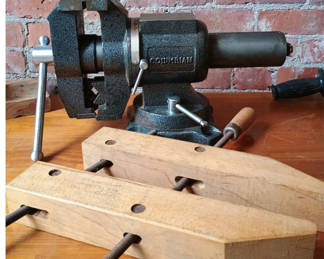 Lot 152: Bench vise with wooden clamp