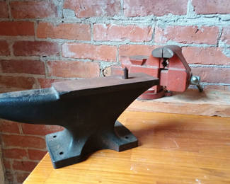 Lot 154: Cast-iron anvil and red bench vise