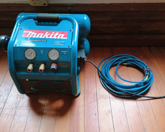 Lot 153: Makita MAC2400 Portable Air Compressor with Hose