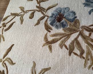 ROOM-SIZE RUG