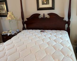 QUEEN SIZE 4-POST BED WITH LUXURY MATTRESS