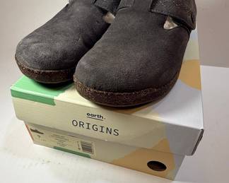 Earth Origins Aurora Jade Suede Clogs