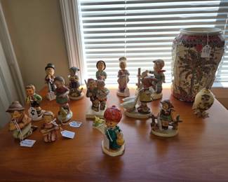 Hummel's, Mosiac Vase. Elephant Design on opposite side