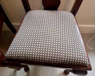 Traditional Mahogany Queen Anne Dining Chairs (Set of 2)