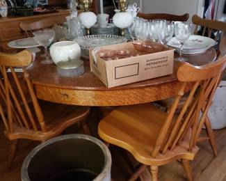 Lovely round oak table w FOUR LEAVES!