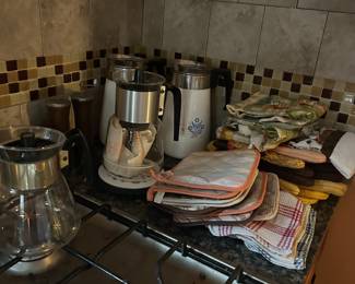 Oven mitts kitchen towels 