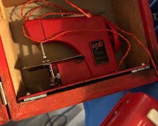 Mini sewing machine 