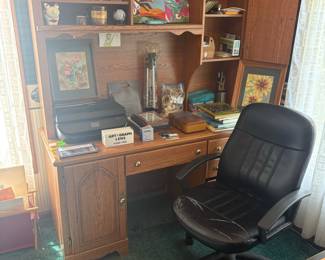 Sauder Orchard Hills Computer Desk with Hutch and Executive Chair