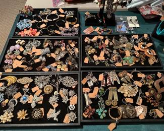 So many earrings....a style for everyone!