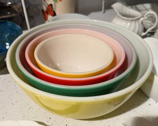 1940's Pyrex mixing bowl set