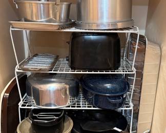 Assorted cooking/bakeware