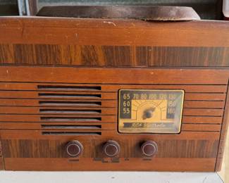 Vintage tabletop radio/phonograph