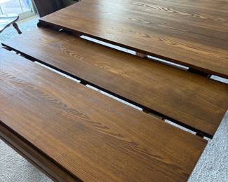 4 retractable pop up leaves.