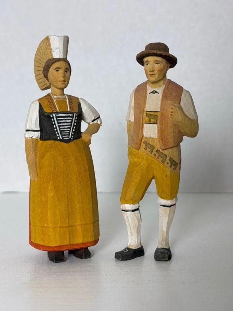 018 handcarvedwoodenbavarianfolkfigurin