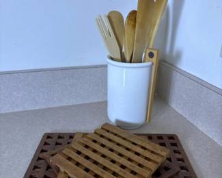 065 ceramicutensilholderwithwoodkitchen