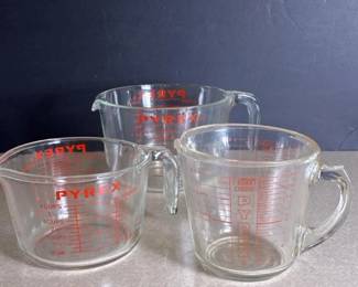 041 pyrexglassmeasuringcupset8cuptwo