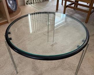 154 roundglasscoffeetablewithblackmeta