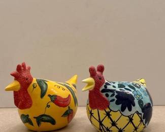074 pairofcbkltdceramicchickenfigurine