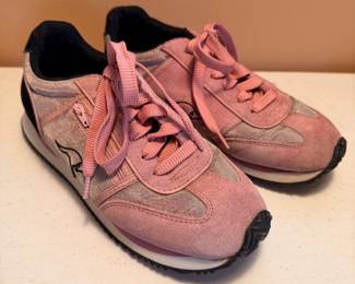 Barely worn 1980’s ladies KangaROOS pink & black zipper sneakers, Size 8