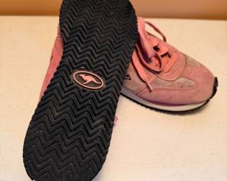 Barely worn 1980’s ladies KangaROOS pink & black zipper sneakers, Size 8