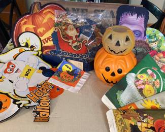 Various vintage holiday items