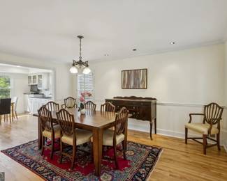 extendable dining table, 8 chairs