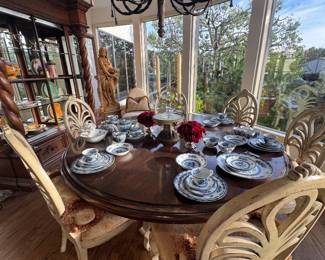 Beautiful round Dining Table with six chairs