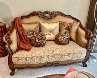 Loveseat w/matching pillows 