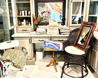 Miscellaneous bathroom decor and accessories 