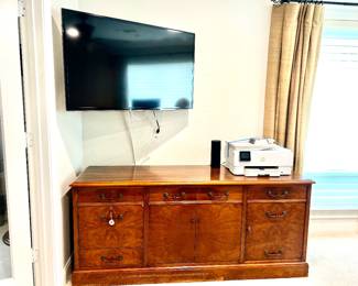 Walnut Credenza that matches executive desk (vintage) solid wood