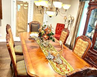 Large (6-8 seater) dining table. Comes w/ 2 leaf to make larger for ding room or smaller for kitchen areas