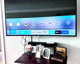 Large Samsung Smart TV w/remote