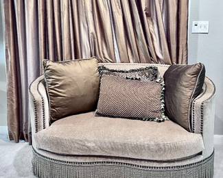 Beautiful loveseat w/ fringe 